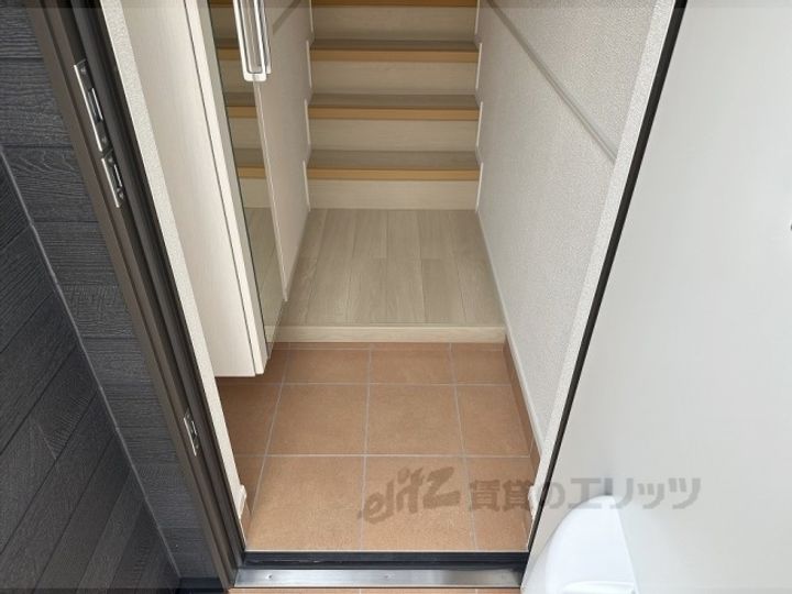 ウィズ・テール南彦根1号館の玄関