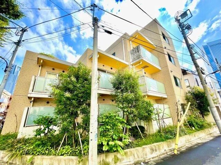東京都新宿区西新宿4の賃貸マンションの外観