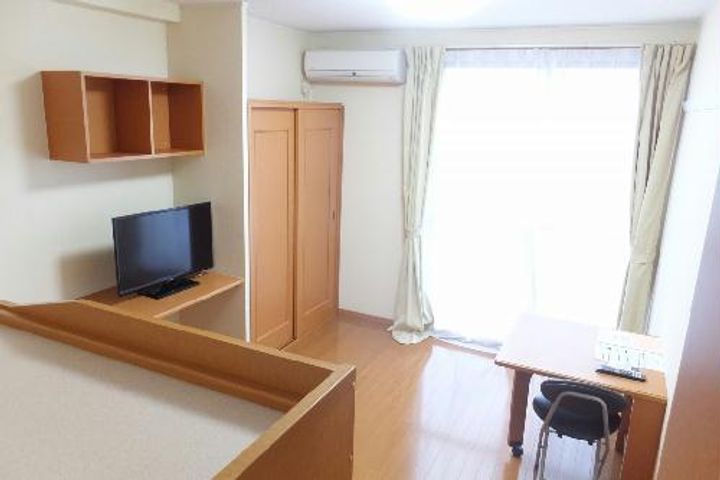 レオパレスチロルαの居間