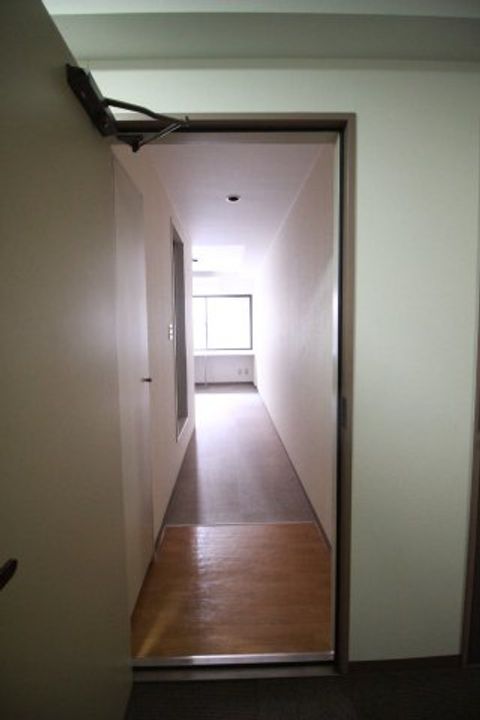 ドミトリ市川の玄関