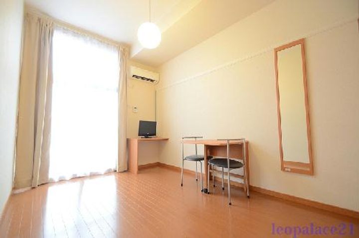 レオパレスクレストヒルズ向原の居間