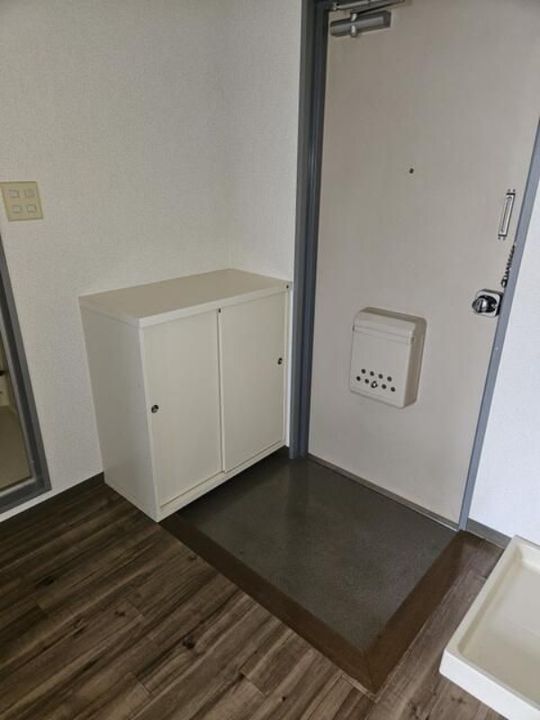 神山ビルの玄関