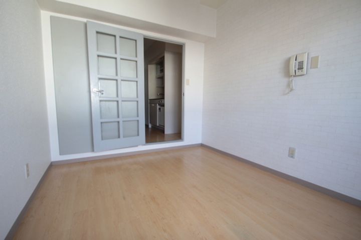 ヴィラブランシュ庚午中の居間