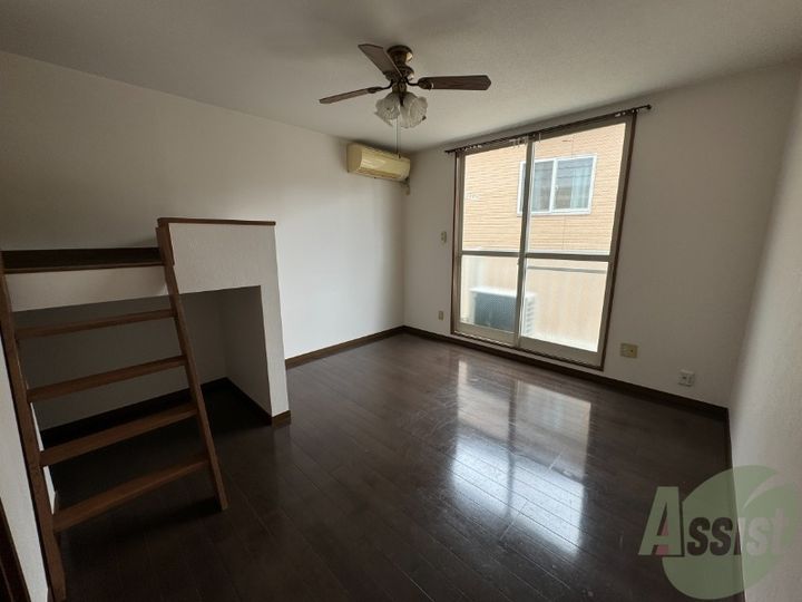 門前町アパートの居間