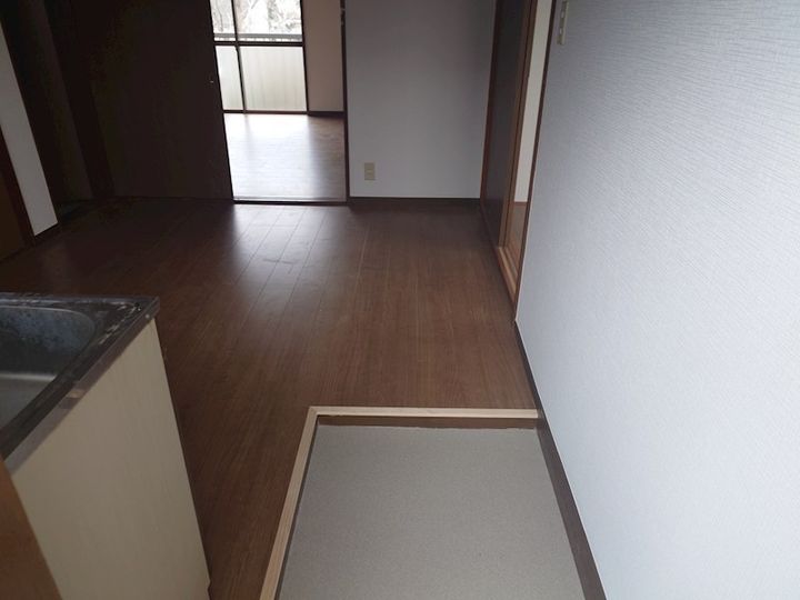 メゾン古城Bの玄関