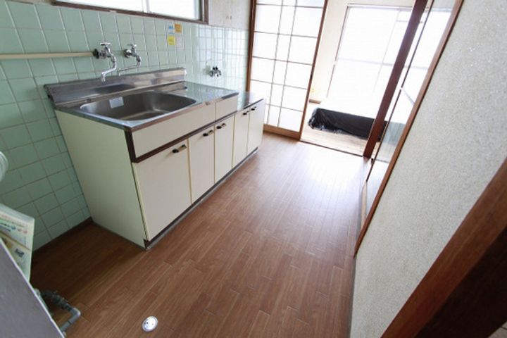 西林ビルの居間