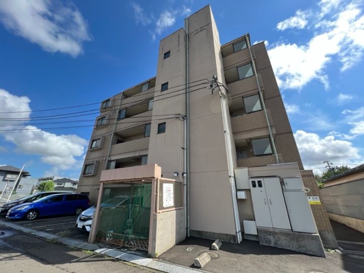 アバンサール泉中央の外観