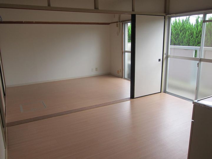 ビレッジハウス松山上野の居間
