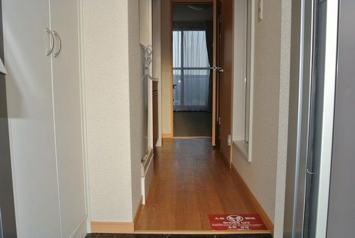 レオパレスビハイントロンチーノの玄関