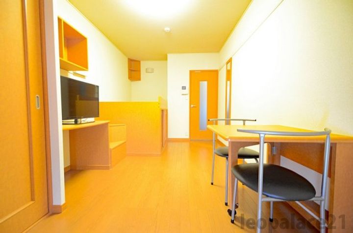 レオパレス西本町壱番館の居間