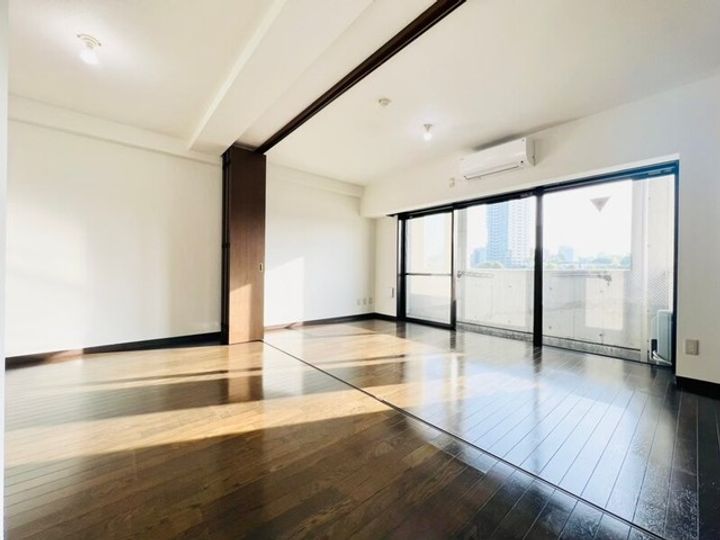 白金アネックスの居間