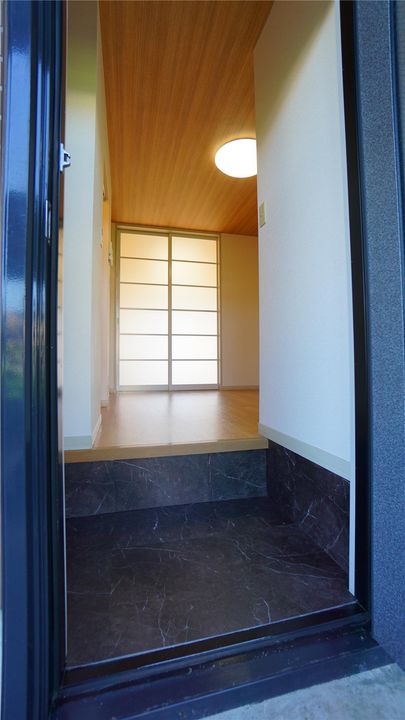 ロイヤルヒルズ津志田 A棟の玄関