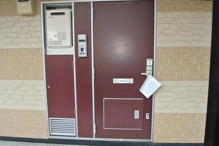 レオパレス桃李成蹊の玄関