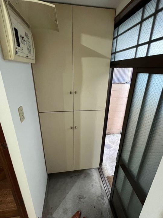 星川1丁目アパートの玄関