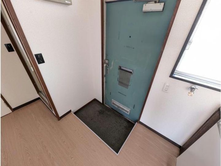 弓削ハイツの玄関