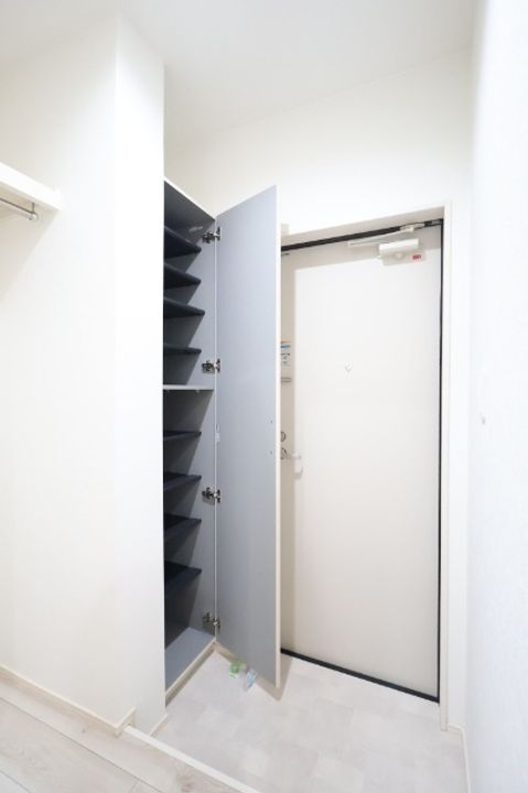 BRAVE BASE三萩野の玄関