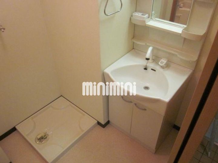 アンジュール川方の内装