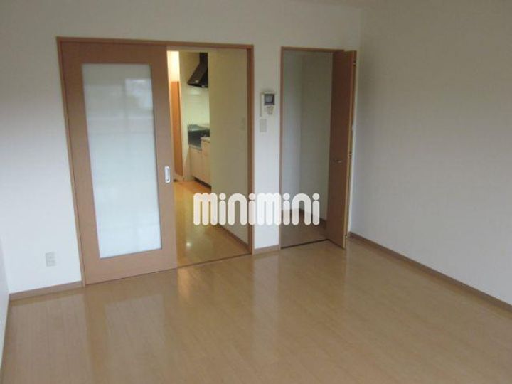 アンジュール川方の内装