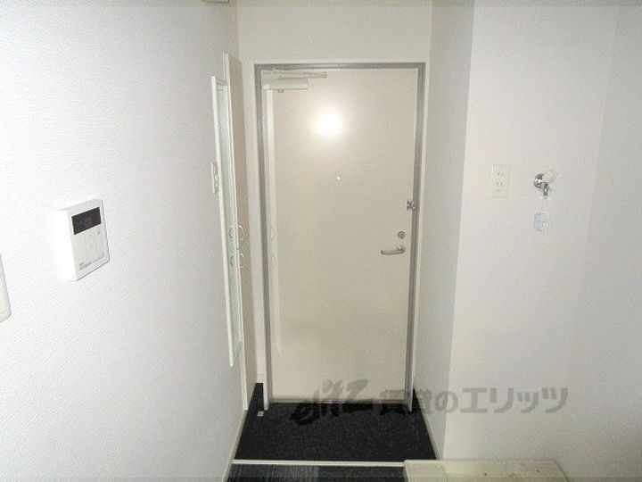 フラッティ京都十条の玄関