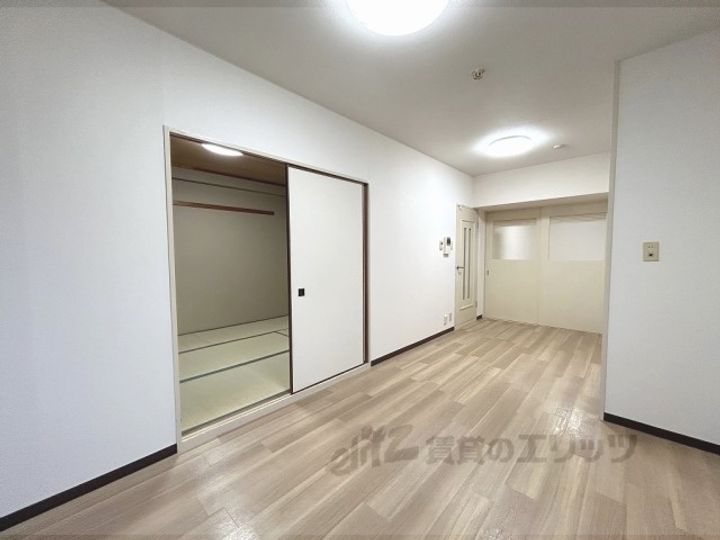 タマソウビルの居間