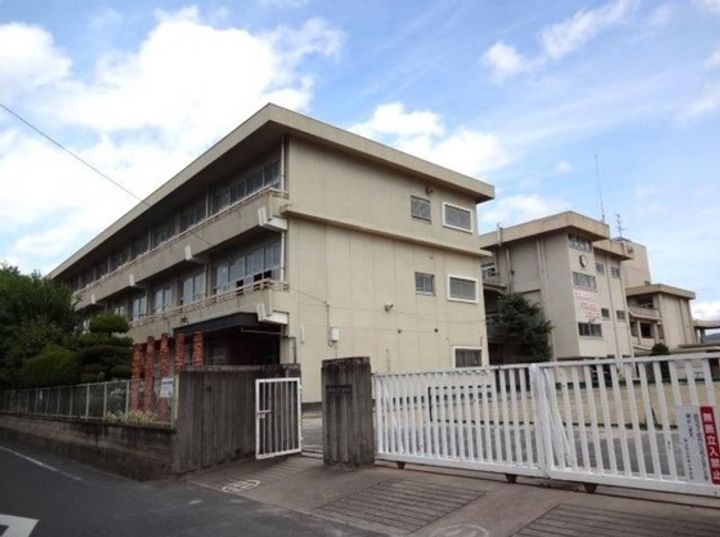 トラストビルの周辺