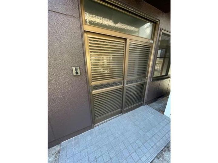 ジュネスKASUGAの玄関