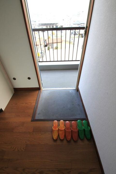 香川ビルの玄関