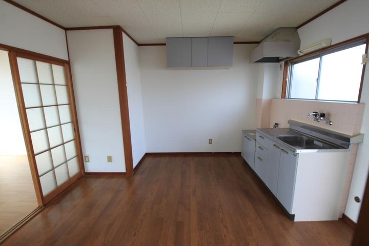 香川ビルの居間