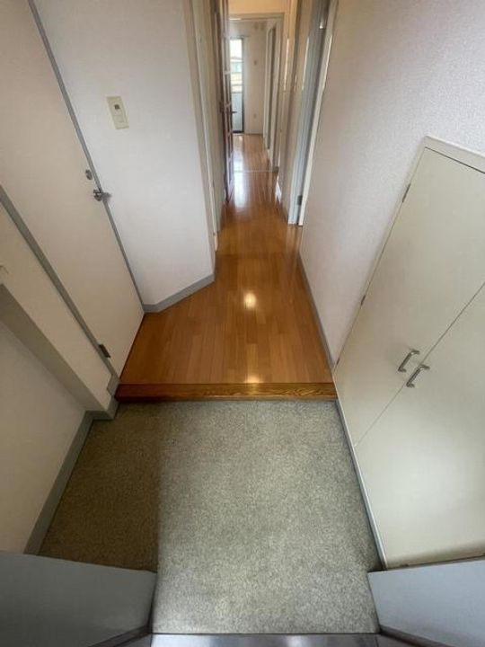 広岡ビルの玄関