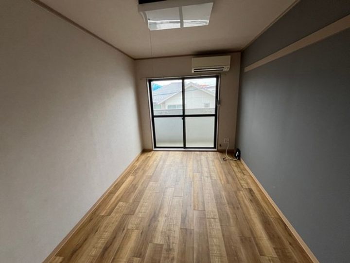 駅前Kビルの居間