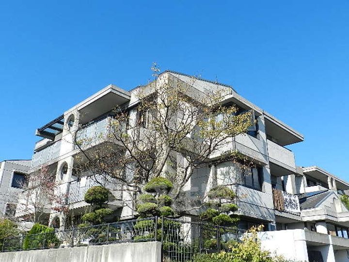 紫央里マンションの外観