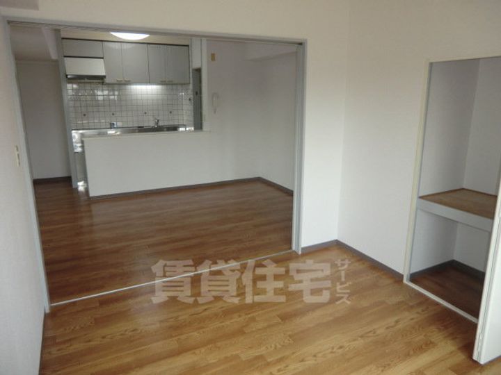 紫央里マンションの居間