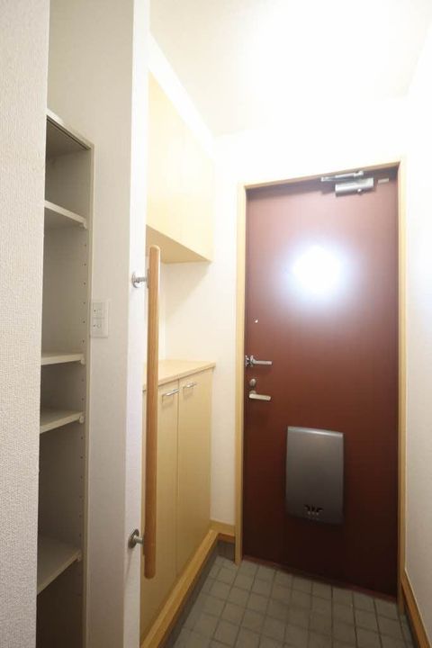 ハピネス西条 A棟の玄関