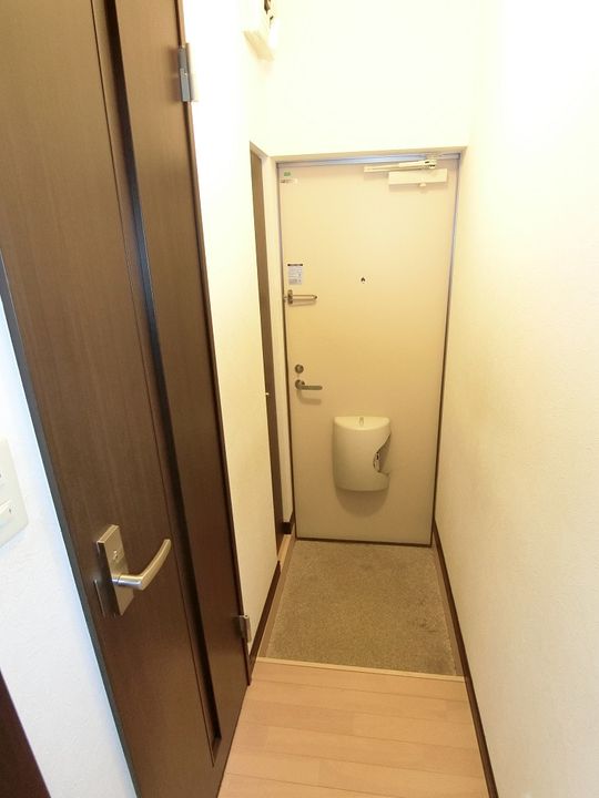 モンキー B棟の玄関