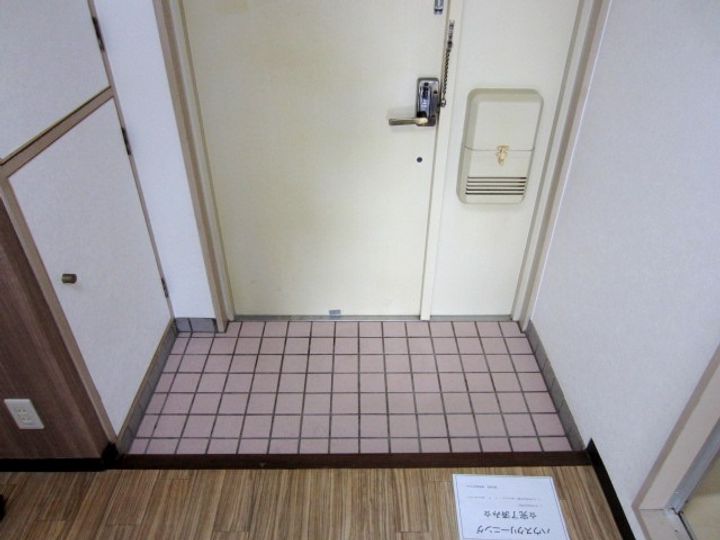 ヒガシハウス北町の玄関