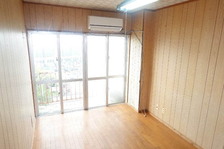 コーポラス沖国の居間