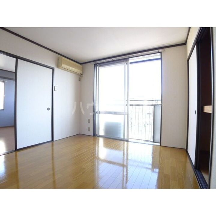 イシイサンヴィレッジAの居間