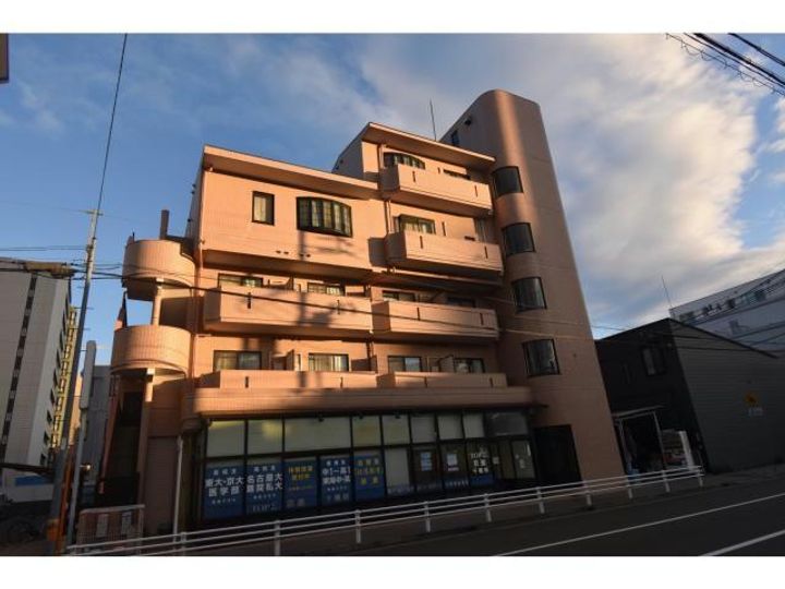 ドミールイーストの外観