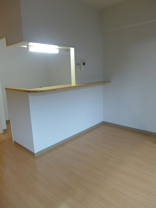 ファミールヤマサキの居間