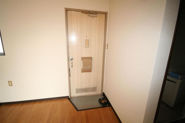 コーポかむらの玄関