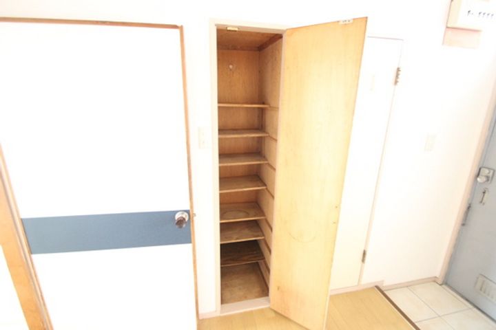 古川アパートの玄関