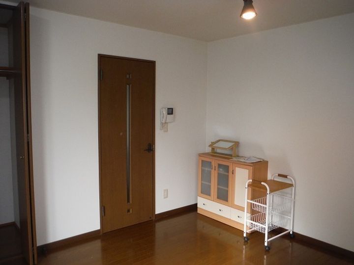 ネオパレス山王C棟の居間