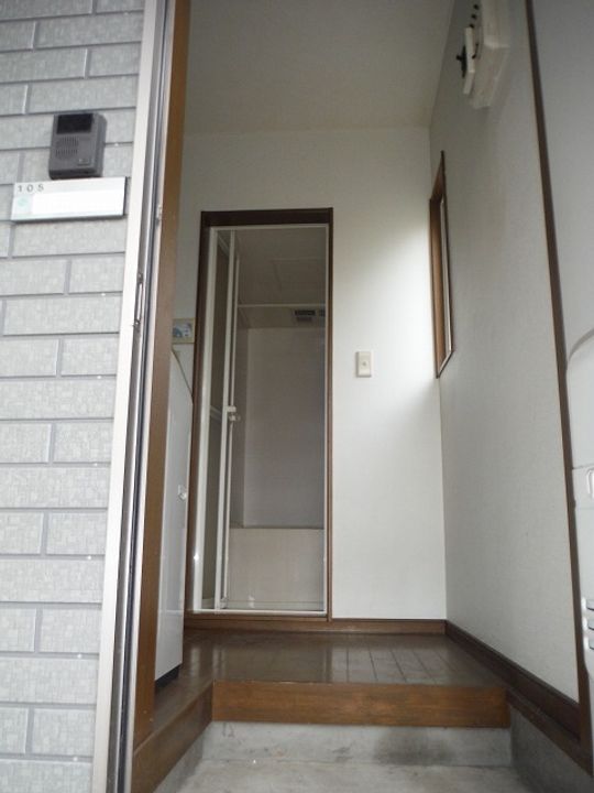 ネオパレス山王C棟の玄関
