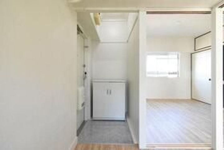 ビレッジハウス総和1号棟の玄関