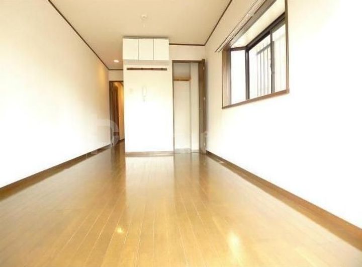 ヒグラシマンションの玄関
