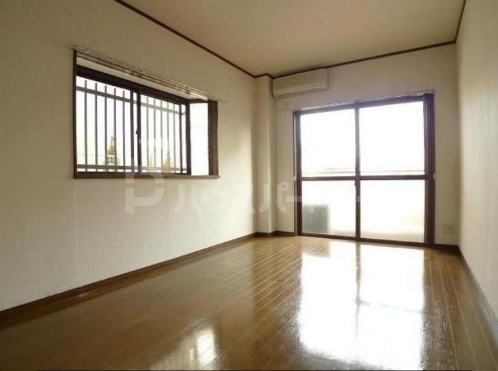 ヒグラシマンションの居間