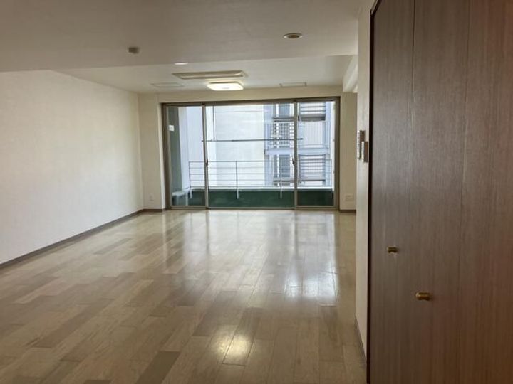 ルナ国分町ビルの居間