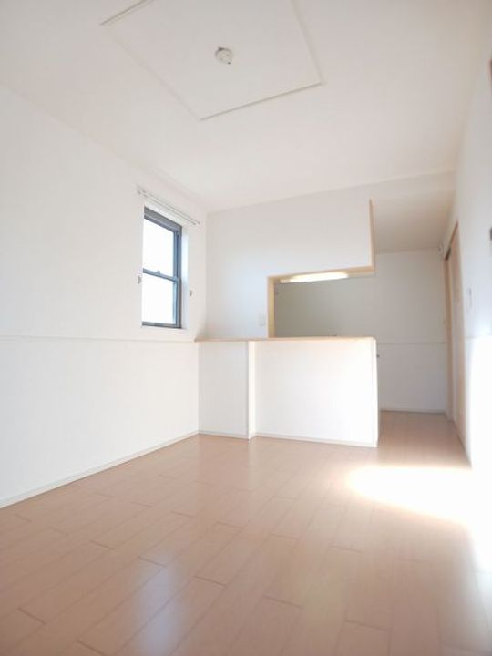 新潟県新潟市西区新中浜6(アパート)の賃貸物件の居間