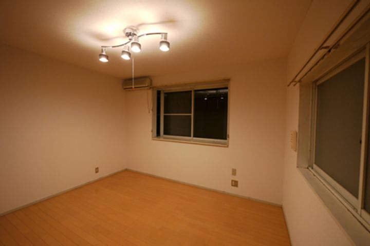 関上久屋原ワンルームハイツの居間