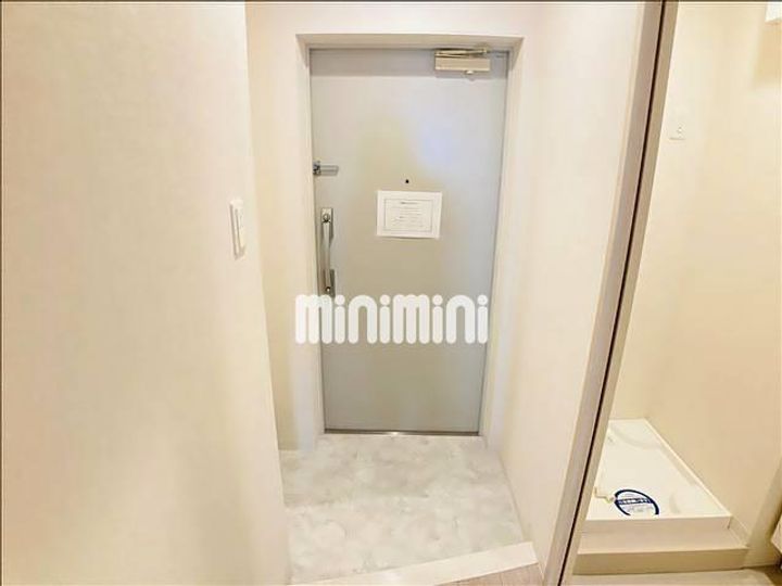 テ レジャンデール護国寺WESTの玄関